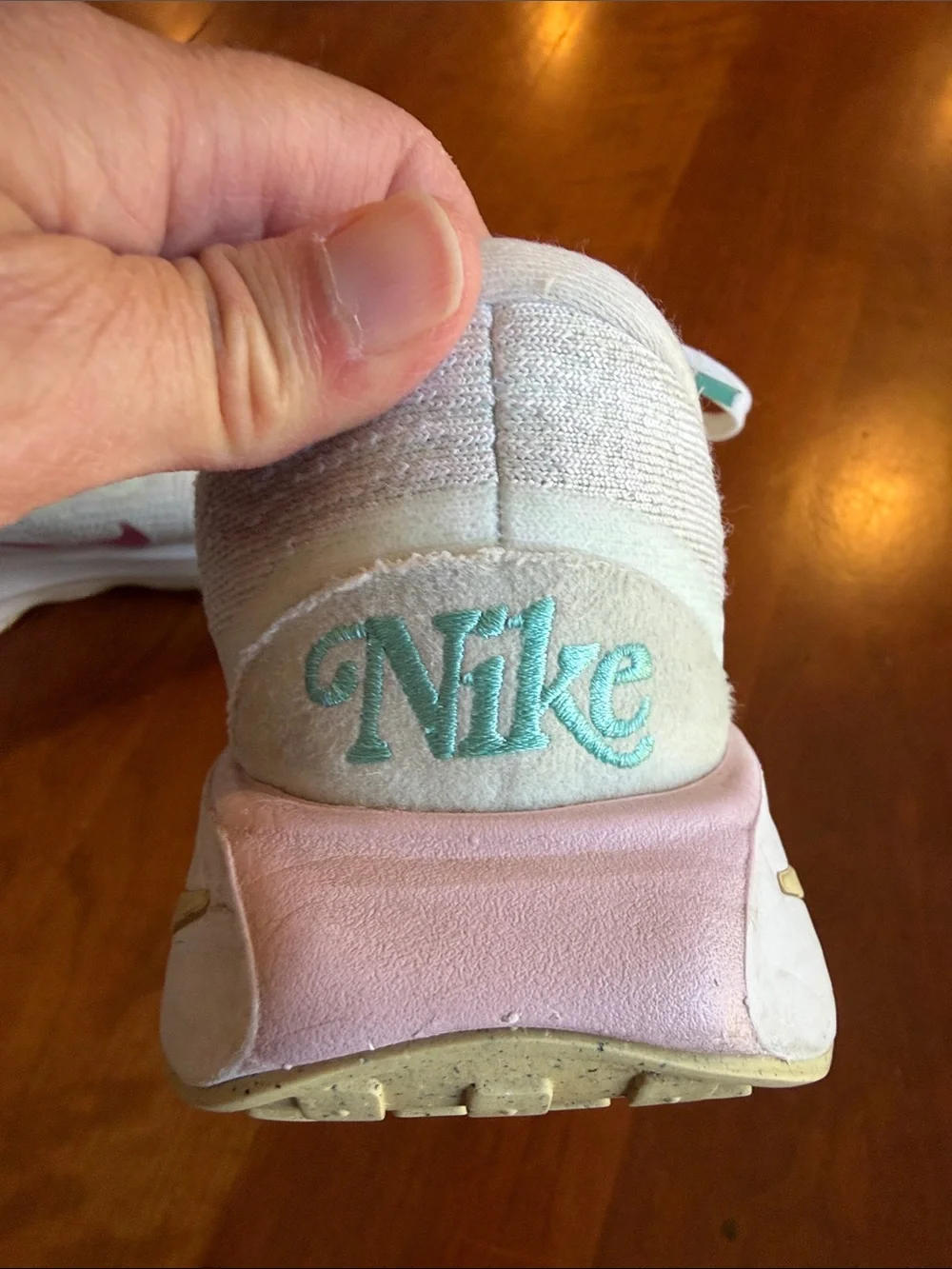 Womens size 6 Nike shoes - Picture 2 of 7
